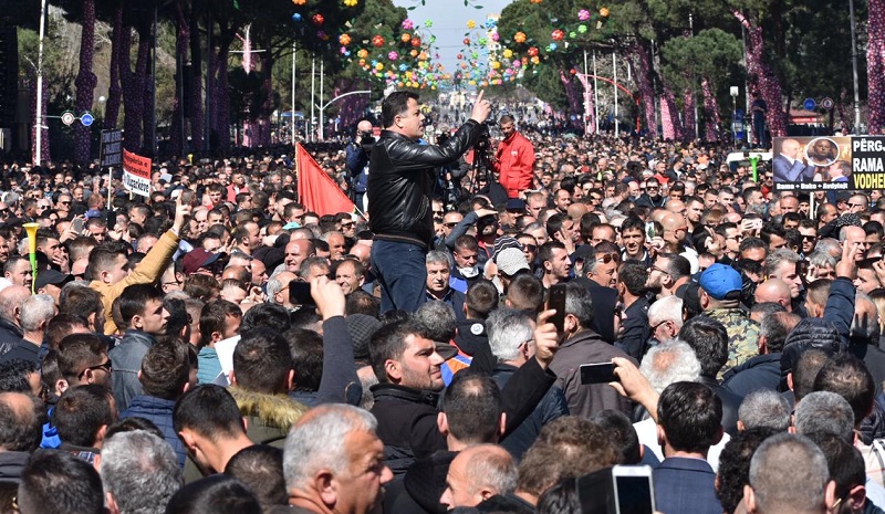 Protesta e opozitës mbaroi sa ‘hap e mbyll sytë’, kush i dha ultimatum Gazmend Bardhit: Për 5 minuta… (Letra)