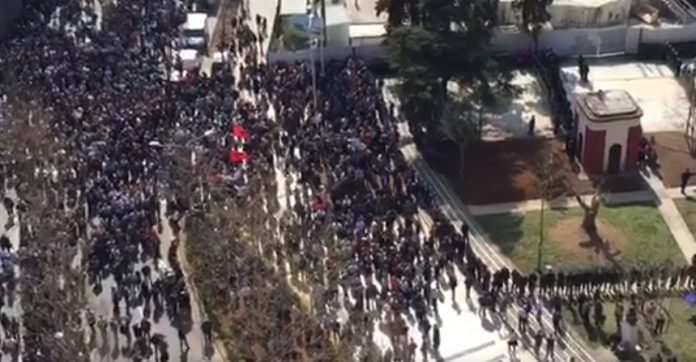 VIDEO/ Pamjet me dron nga protesta opozitës para Parlamentit