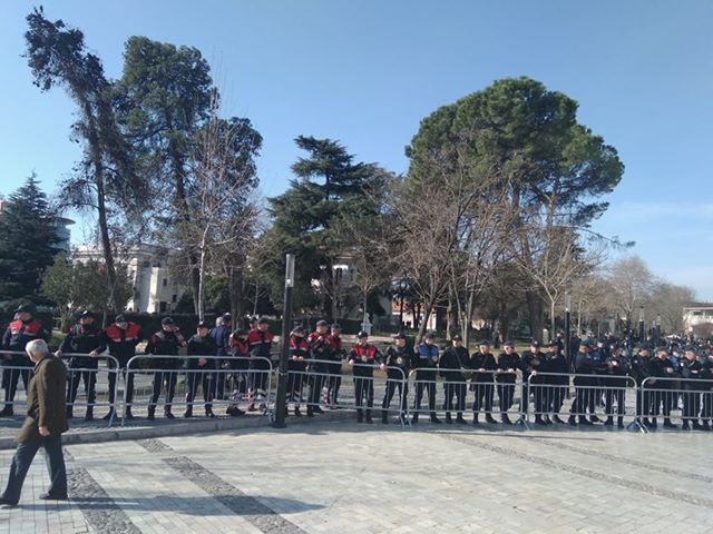 Protesta/ Policia lyen me graso shtyllat pranë godinës së Parlamentit, arsyeja do t’iu habisë (Foto)