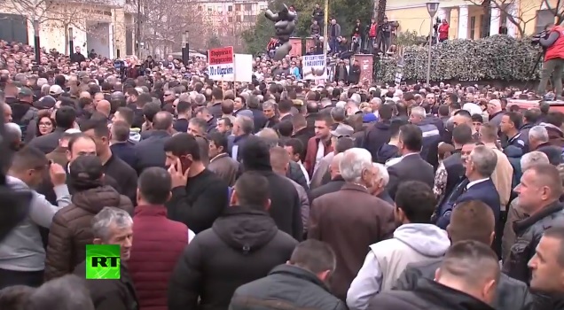 VIDEO/ Asnjë media tjetër ndërkombëtare nuk e transmeton, televizioni i Putinit lidhje direkte me protestën e opozitës para Kuvendit