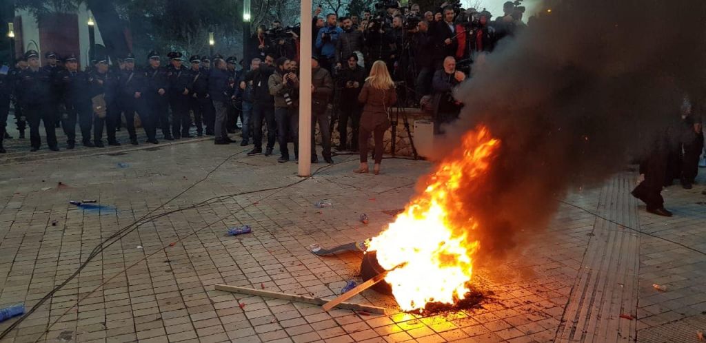 SHBA apel amerikanëve: Qëndroni larg protestës së opozitës, shmangi zonën ku do zhvillohet demonstrata