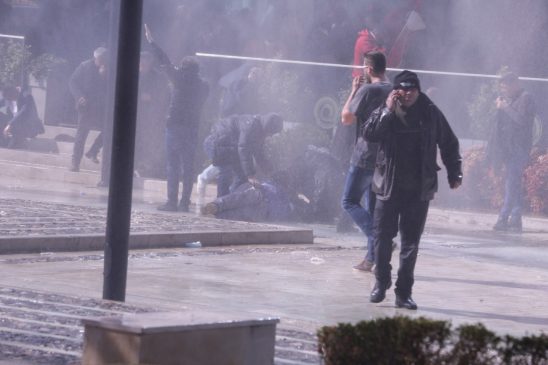 Gazmend Bardhi padit policinë se i bëri të derdhin lot dhe i lagu me ujë protestuesit “paqësorë”