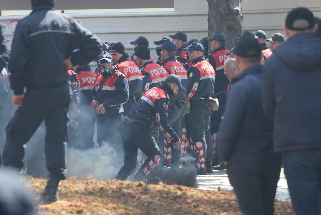 Kapsolla, gurë dhe sende të forta, shënohen disa të lënduar në përleshjen para Kuvendit