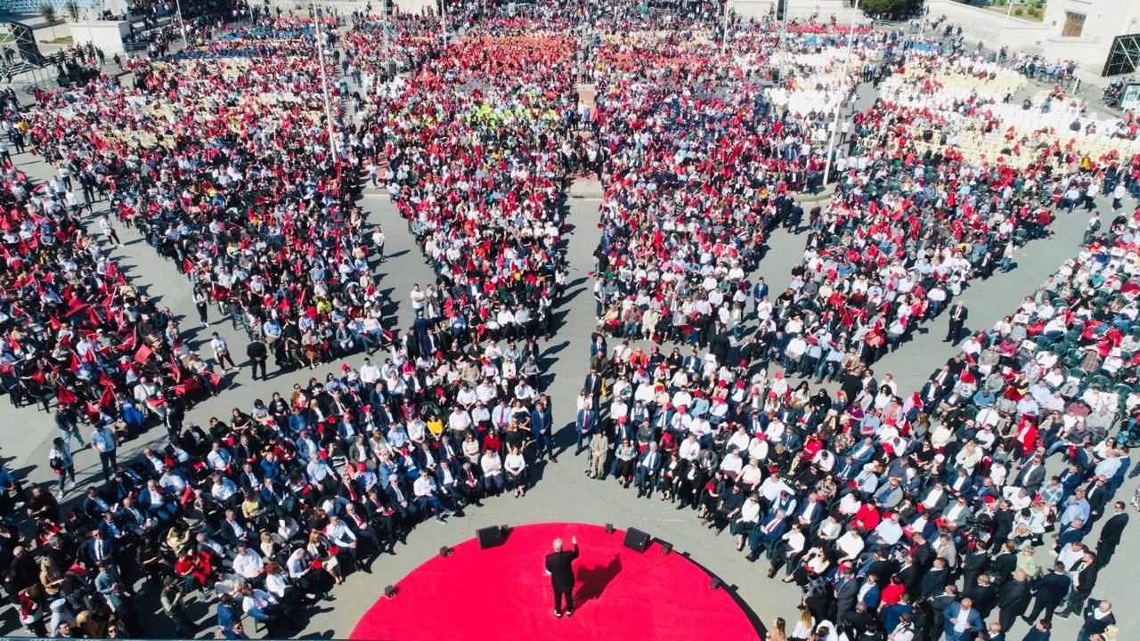 FOTOT/ Sheshi Nënë Tereza i tejmbushur me simpatizantë, ja pamjet spektakolare nga takimi i PS-së