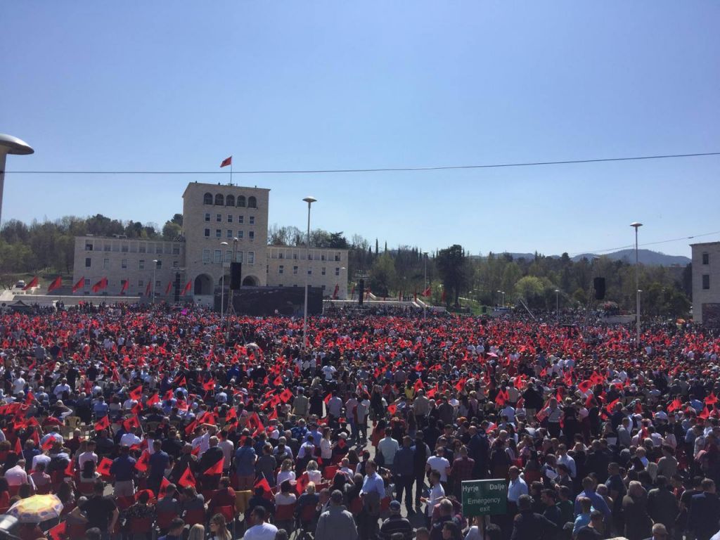 Pas Kongresit të PS-së: Rama publikon foton nga protesta e PD dhe ka një kërkesë për qytetarët!