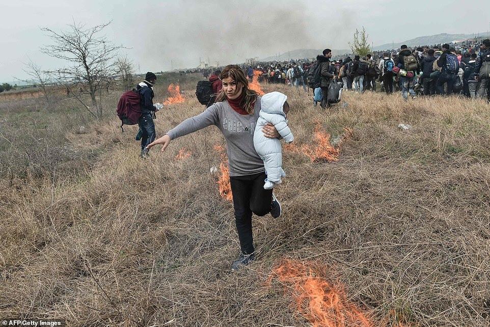 Greqi/ Nënat emigrante me fëmijë në krahë protestojnë mes flakëve (Foto)