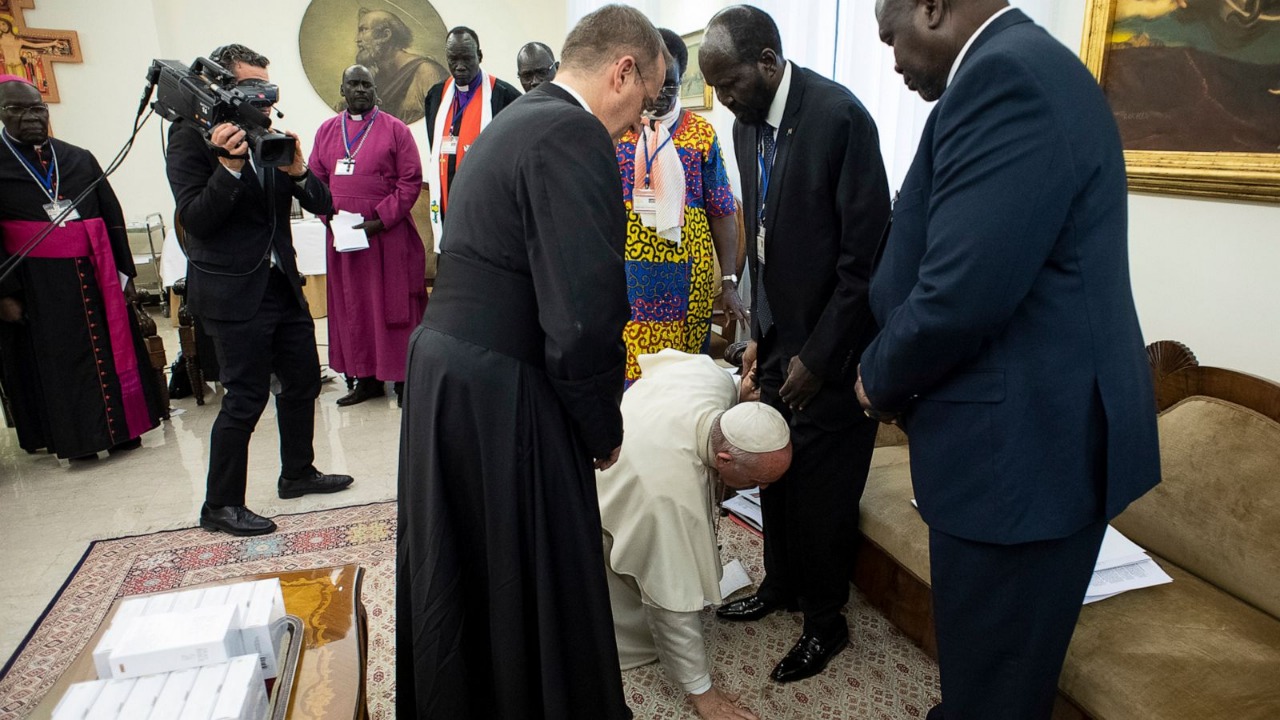 Papa Francesku u puth këmbët udhëheqësve të Sudanit Jugor (Foto)