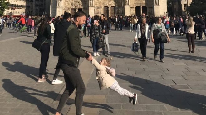 Bota po kërkon babain dhe vajzën që dje po loznin para Notre Dame