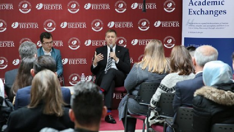 Shefi i Marrëdhënieve me Publikun në Ambasadën e SHBA: Në Shqipëri pronarët e mediave, shantazhojnë dhe gjobisin bizneset e huaja