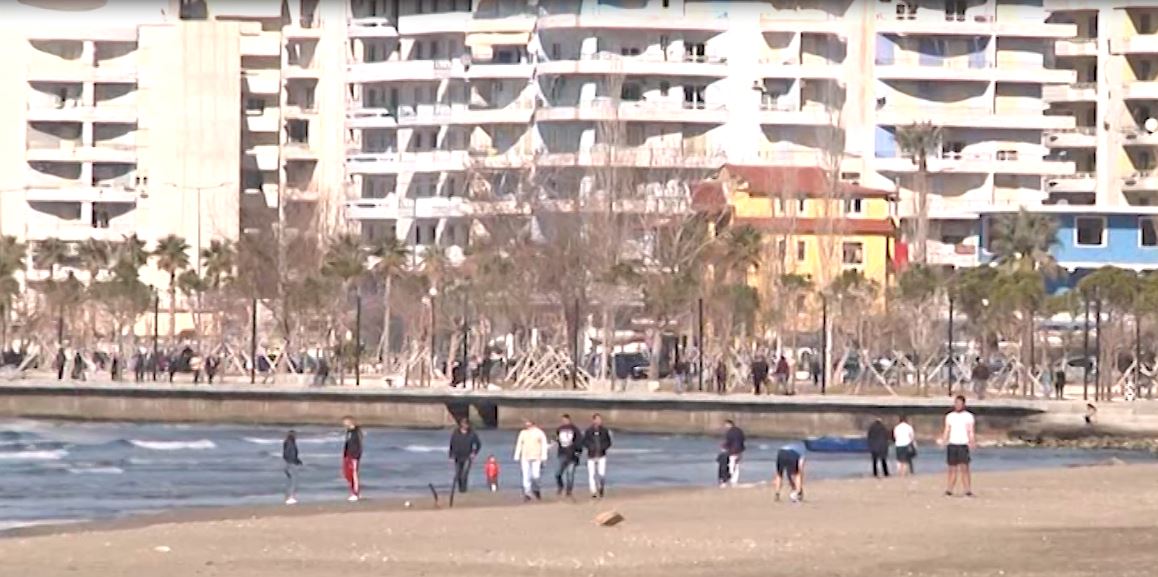 Policë çekë në Vlorë, patrullime në zonat turistike gjate sezonit veror