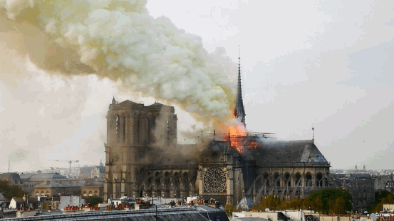 Paris, zjarri përfshin katedralen e famshme të Notre-Dame