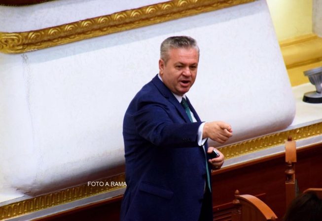 “Parlamenti ka nivelin e Ver Llapës”, aleatët e Bashës përplasen me deputetin Murrizi