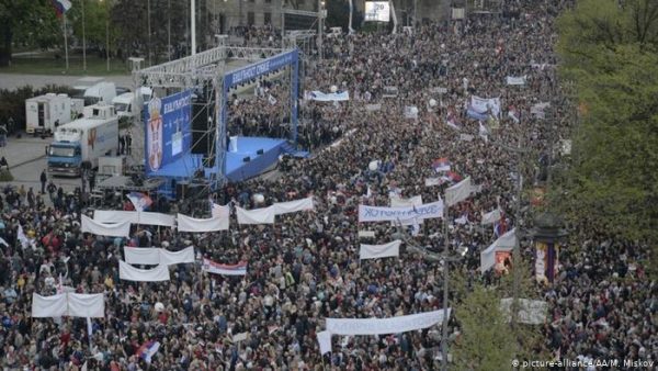 Tubimi mbështetës në Beograd për Vuçiç demonstrim pushteti