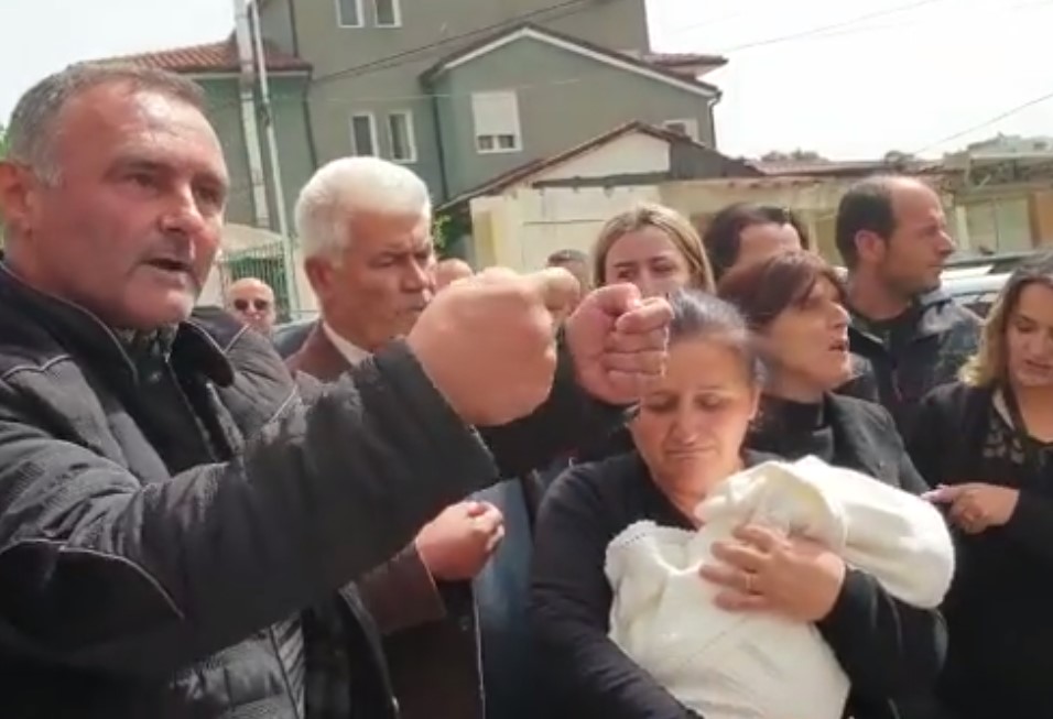 Me foshnjen në krah! Përlot bashkëshorti i 25-vjeçares që v.diq pas lindjes: A do e festojmë dot ditëlindjen e Aleas?! (Video)