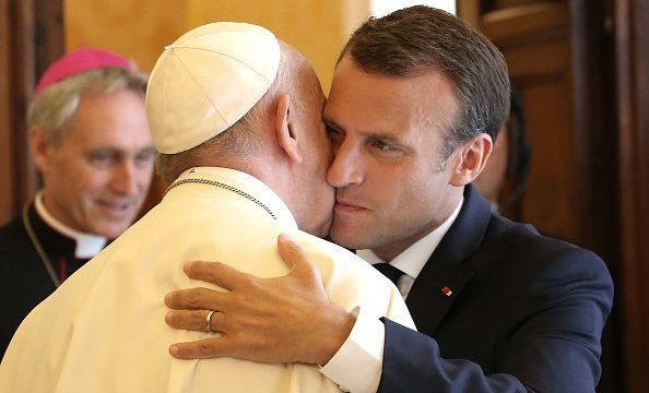 Macron e fton papën në Francë pas djegies së “Notrë Damë”