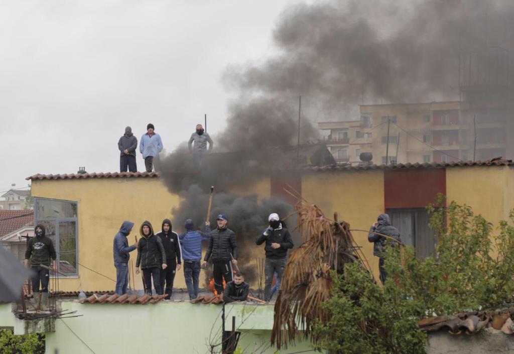 Banorët e Bregut të Lumit protestojnë me gurë e shkopinj kundër prishjes së banesave