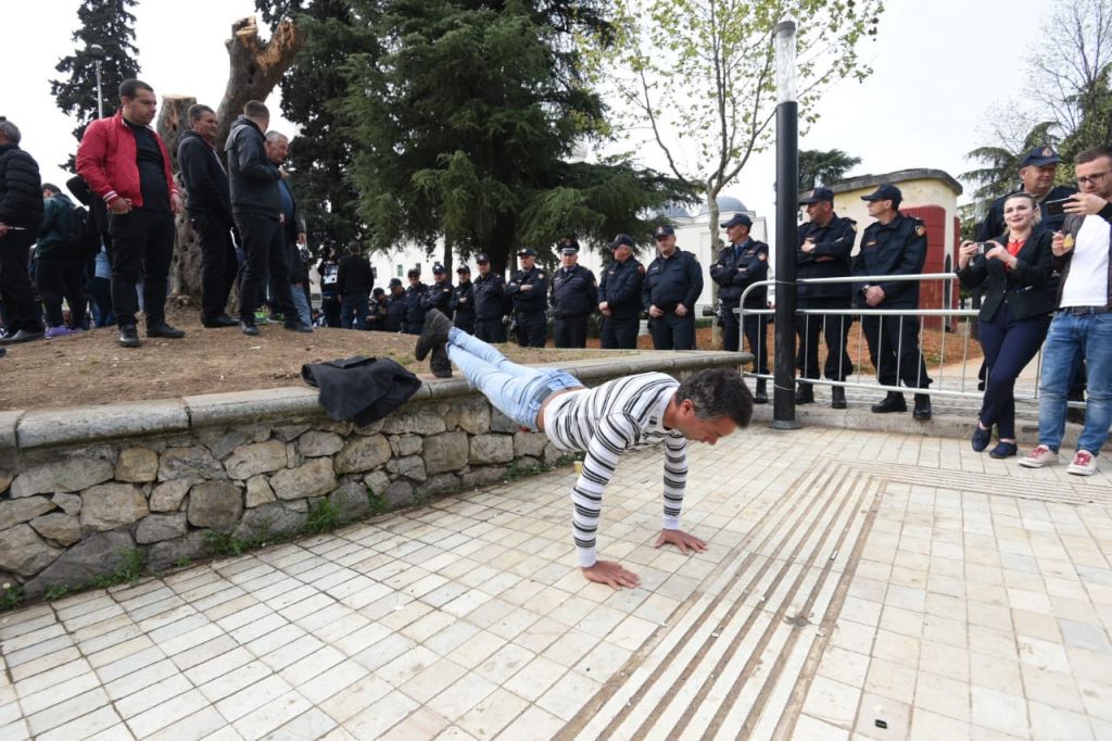 Washington Post: Protesta e opozitës shqiptare tërheq më pak protestues