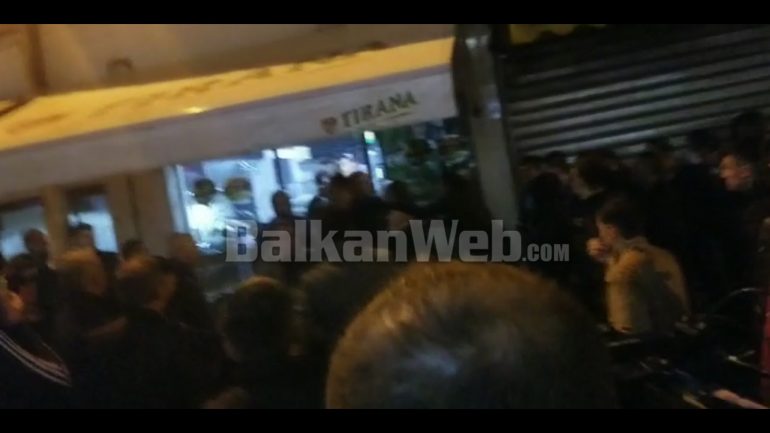 VIDEO/ Protestuesit thyejnë xhamat e një biznesi pranë parlamentit, plas grushti mes pronarit dhe turmës