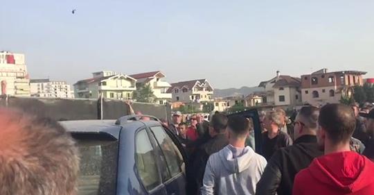 Rujatësit e rendit askund! Militantët e “opozitës së rrugës” grushta dhe kërcënime mbi qytetarët (Video)