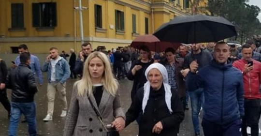 Luli: Merrni të afërmit, familjarët, pleq e fëmijë në protestë! “Bija e partisë” nga Burreli mori gjyshen… 80 vjeçare