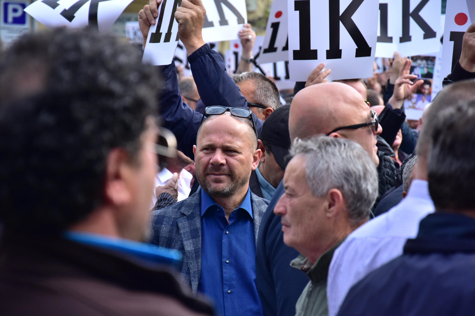 FOTO/ Xhelal Mziu dhe gjithë punonjësit i vënë “drynin” Bashkisë së Kamzës dhe kapen në Tiranë duke protestuar