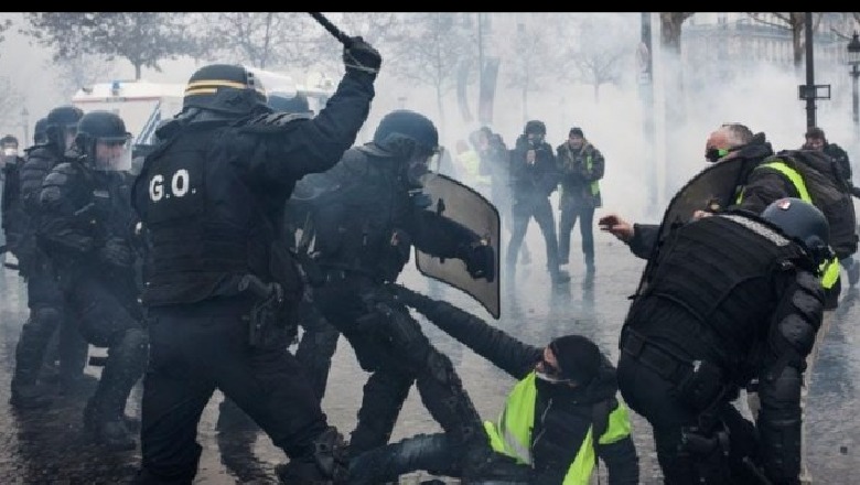 Ja si i “përkëdhel” policia në vendet demokratike kur ka dhunë në protesta! (Video)