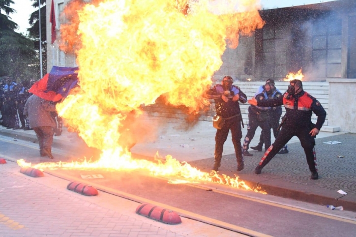 Tentativa të dështuara për një 14 Shtator të dytë: Shqipëria tym e flakë nën orkestrimin e çiftit Berisha-Kryemadhi