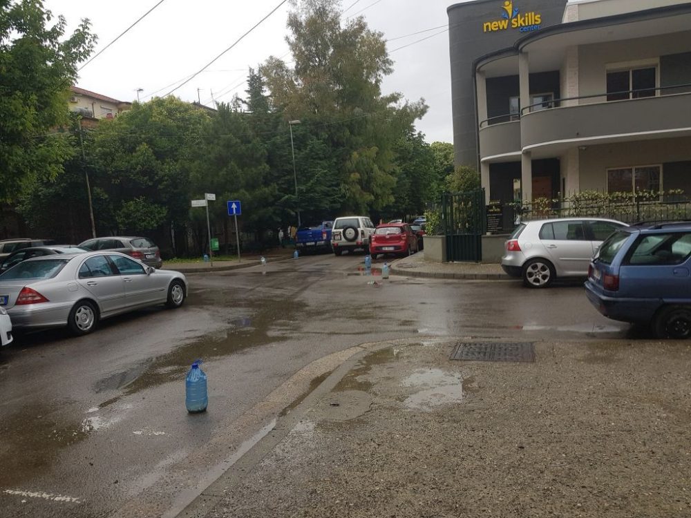 FOTO-LAJM: Gjobëvënësit e rrugëve në Tiranë, që policia nuk i “sheh”