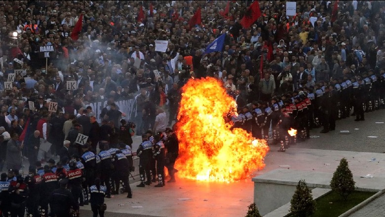 Shqipëri: Politika e d.hunës