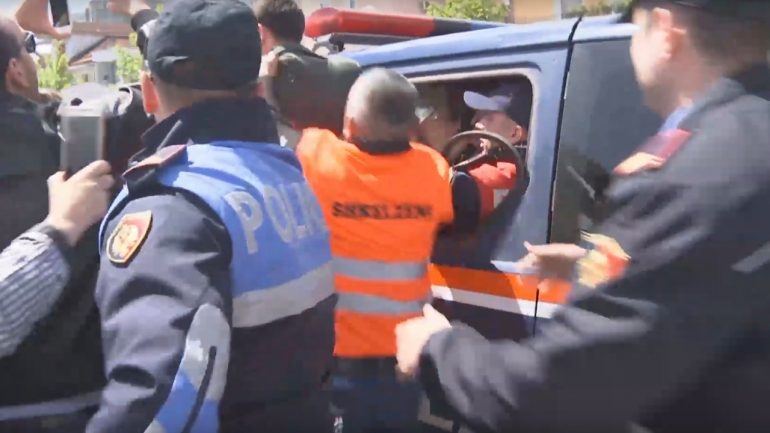 Mbetën të plagosur në protestën e Astirit, flasin efektivët: Na gjuajtën me…(Video)