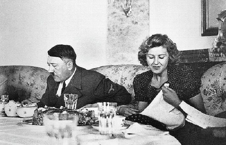 Zbardhen bisedat brenda bunkerit të vetëv.rasjes të Adolf Hitler dhe Eva Braun: Shampanjë dhe ëmbësira përpara fundit të hidhur