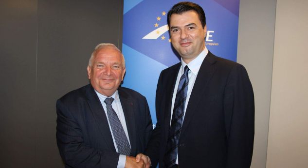 E djathta europiane “shuplakë” Bashës, Joseph Daul: Dënoj fuqishëm përdorimin e d.hunës, uluni e dialogoni