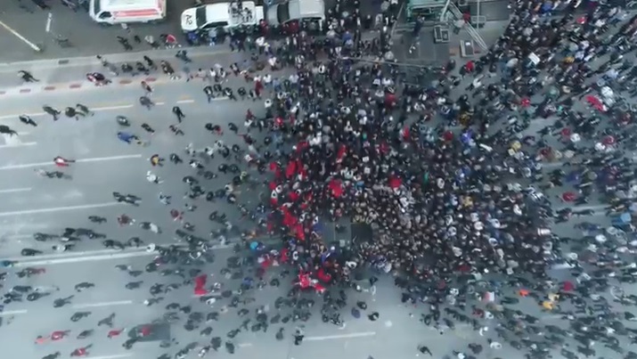 VIDEO/ Kjo është pjesëmarrja në protestën para Kryeministrisë teksa flet Lulzim Basha