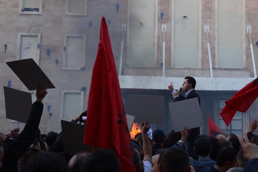 FOTO/ “Polici i infiltruar” që u r.rah b.arbarisht nga militantët, ishte një protestues i papunë paqësor që protestonte për hall të tij