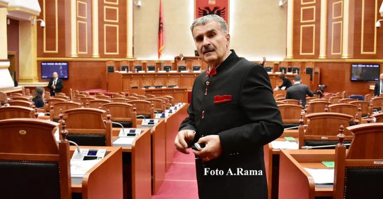 Plas gallata në Parlament, Gjuzi: 10 mijë lekë kam në xhep, Ruçi ia fiton bastet Finos se është nga Tepelena