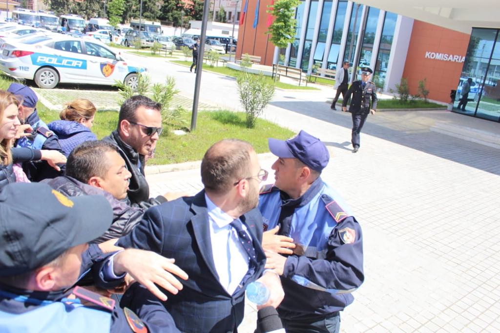 FOTOT/ Mos qeshni, trimërohet edhe Gaz Bardhi… kërkon lirimin e Klevis Balliut: Më merrni mua në vend të tij!