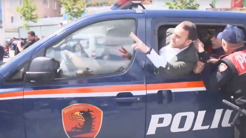 FOTO/ Bllokuan rrugën dhe qëlluan me gurë, kapet prej veshësh nga policia “trimi” i Fahriut… nga frika tenton të hidhet nga dritarja e furgonit