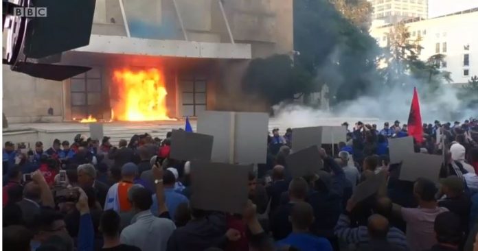 “Bratstvo i jedinstvo” (Vllazërim e bashkim), protestat dhe parashikimi për në BE!