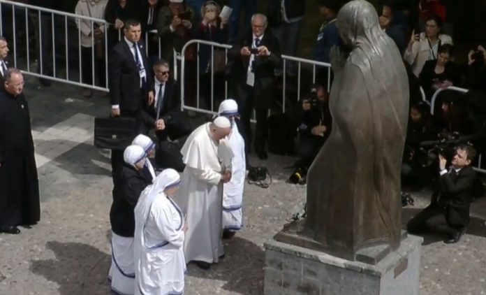 Papa Françesku vizitë historike në Maqedonin e Veriut, për nder të shenjtores shqiptare Nënë Tereza