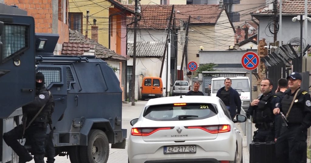 Situata dramatike në veri të Kosovës, 4 policë të p.lagosur dhe 13 të a.rrestuar gjatë aksionit kundër personave të dyshuar për k.rim dhe korrupsion