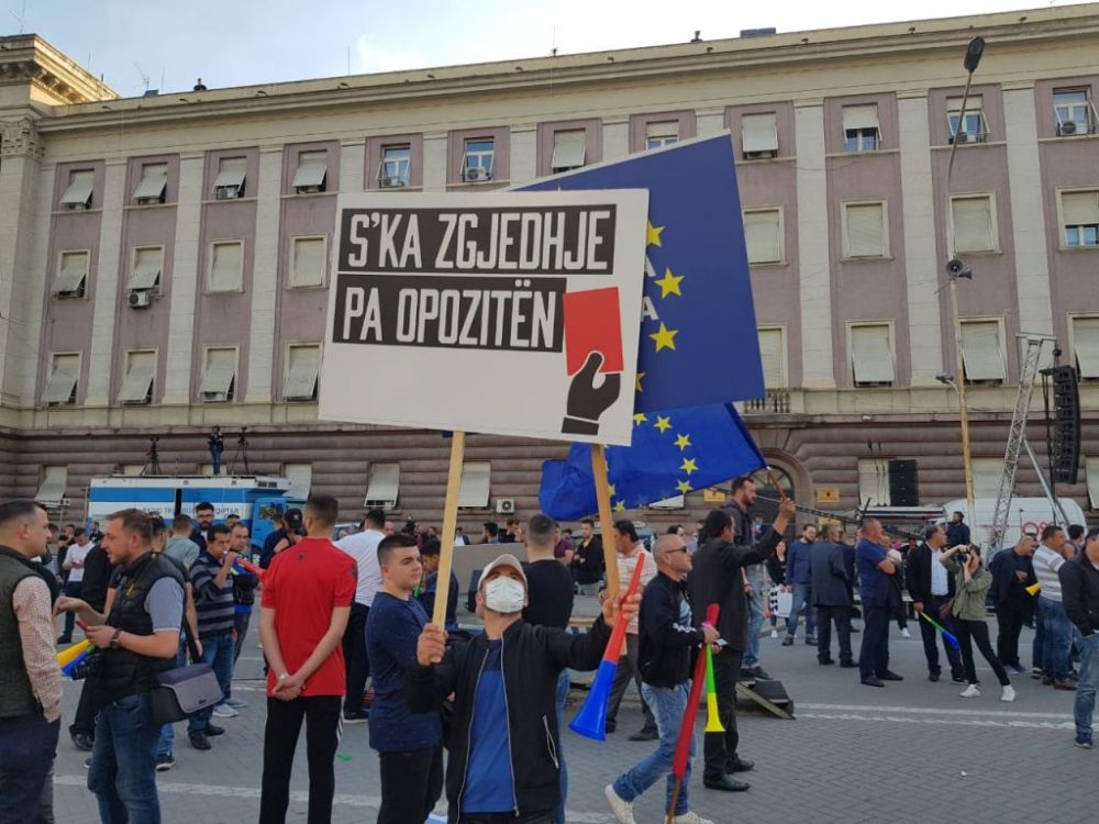 Protesta e të penduarve dhe xhelozëve: Mos bëni zgjedhje pa ne!