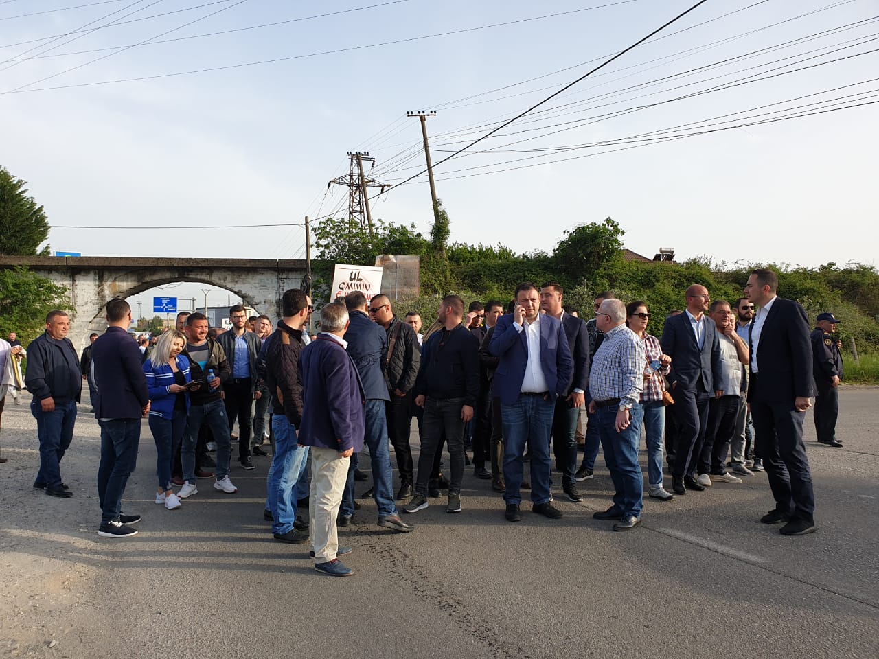 “Opozita e rrugës” bllokon rrugët qytetarëve për inat të qeveritarëve: Shton kohëzgjatjen e qëndrim-bllokimit dhe kryqëzimet e rrethrrotullimet