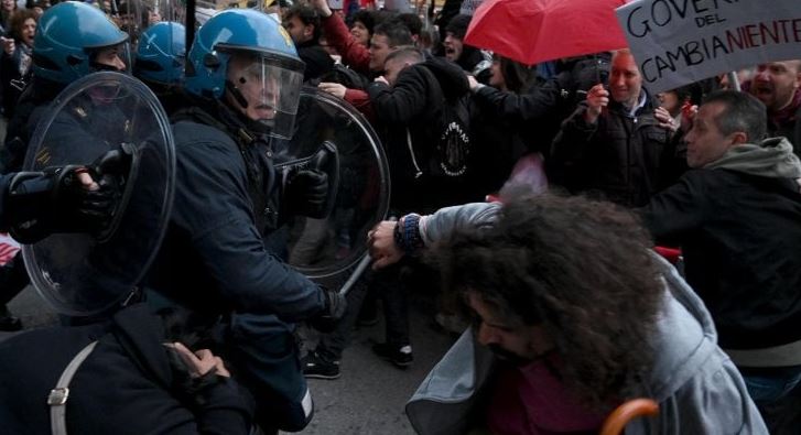 Firence, protesta kundër Salvinit: Përplasje me policinë që na tregon se sa “butë” i rreh (Video)