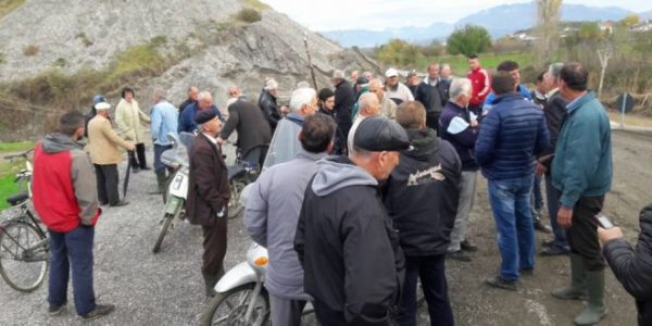 S.kandal E moshuara degjeneron “lazot”: Unë të bëj urinën në shkurre 90 vjeçe?! Turp!! Vota nuk merret me dhunë”! Policët bëjnë sehirë a thua se ishin ata në protestë(Video)