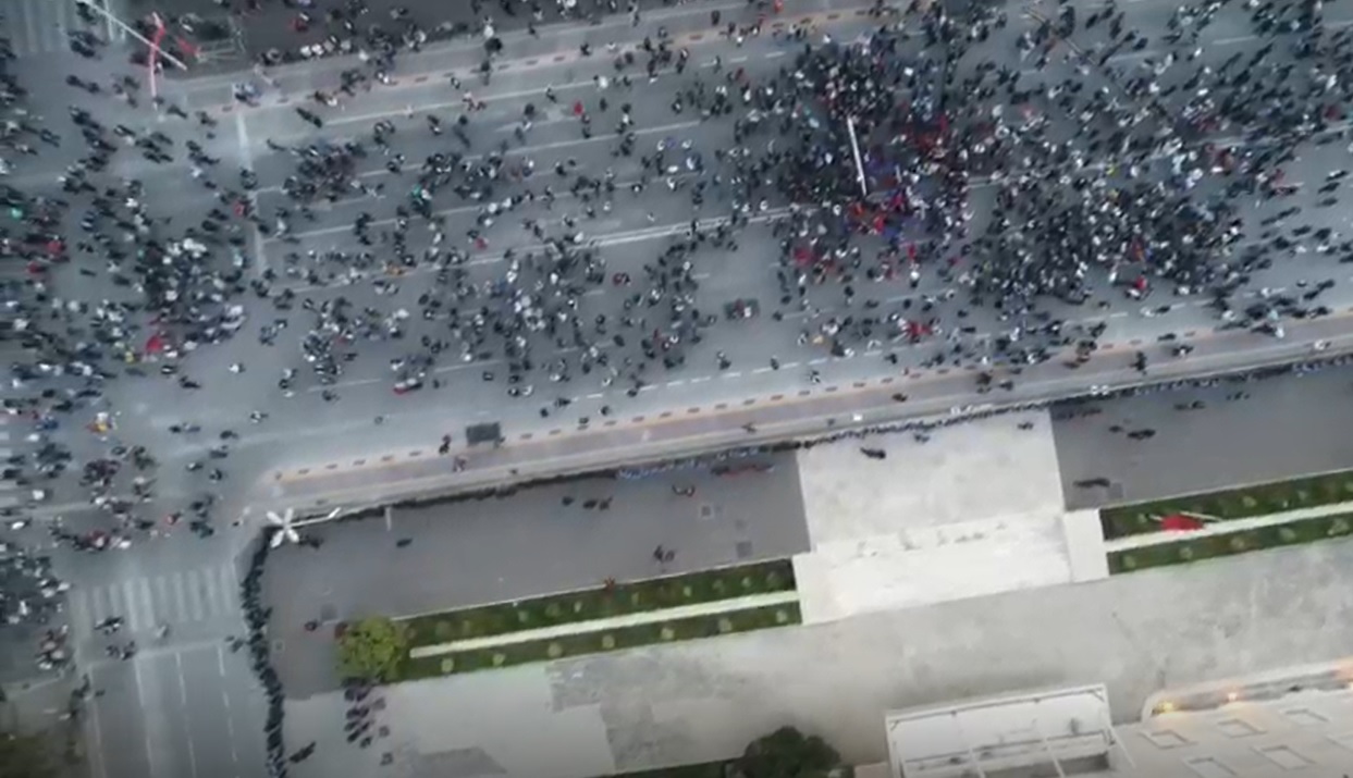 VIDEO/ Pjesëmarrja skandaloze e protestuesve në bulevard e mbyll Bashën në zyrë nga turpi, asnjë shenjë prej tij!