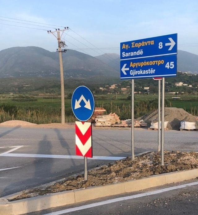 Foto/ Plas debati në jug të Shqipërisë për tabelat shqip-greqisht, shoqatat patriotike: Skandal, gjuha shqipe duhet të jetë e para!