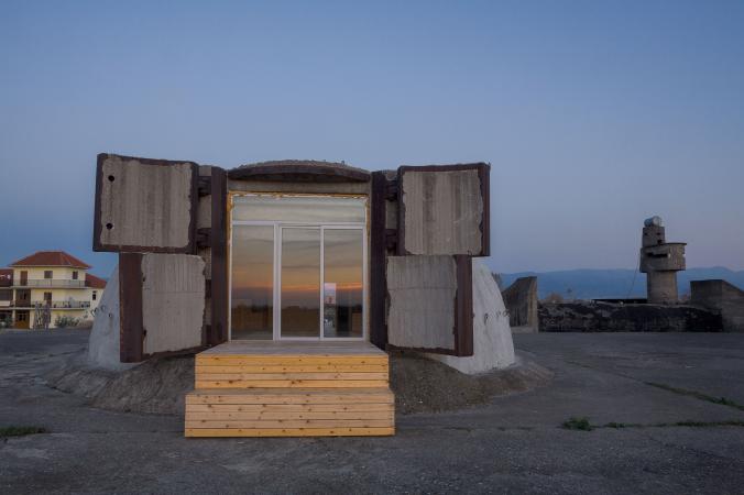 Foto të National Geographic po bëjnë xhiron e botës: Ja si i kanë shndërruar shqiptarët bunkerët!