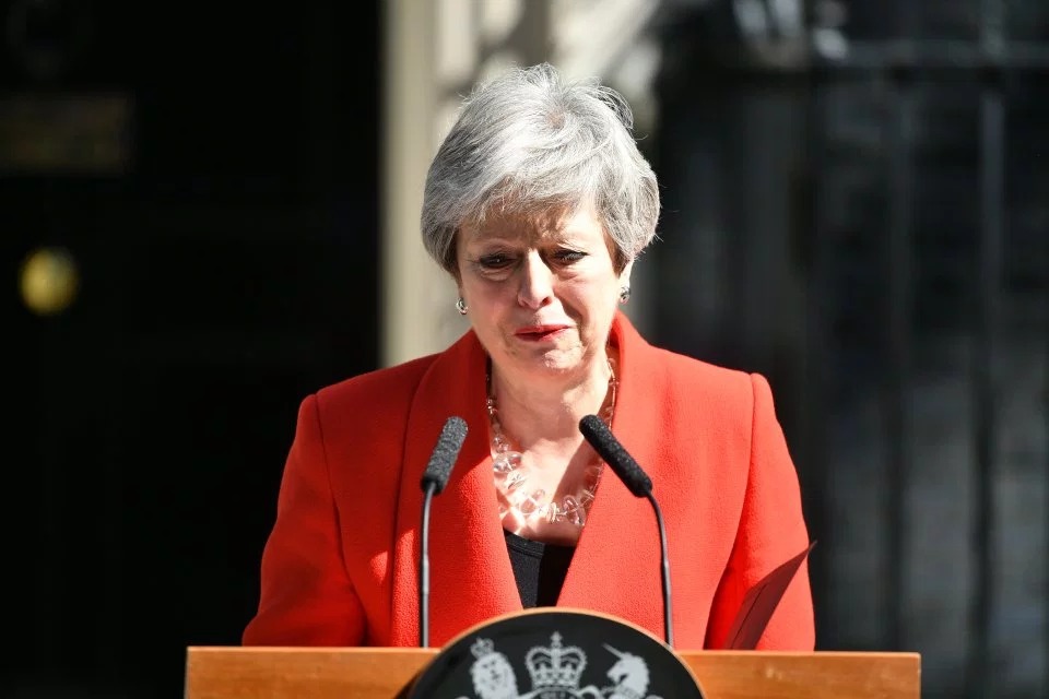 Theresa May njofton dorëheqjen me lot në sy