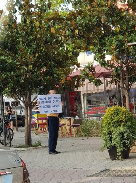 FOTOT/ Kur të zë mallkimi i Cekës, këtij të shkretit i ka ngordhur gomari