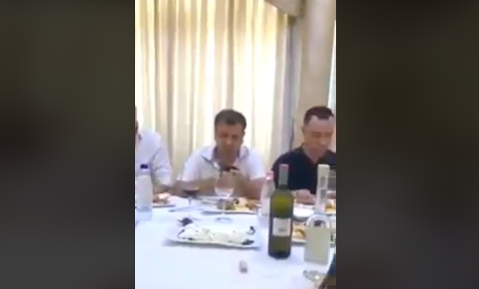 VIDEO/ Zbardhet mashtrimi i turpshëm i Plakut Mere, zbardhen të gjithë emrat e “b.andës së Avdylajve” në drekën me Vangjush Dakon